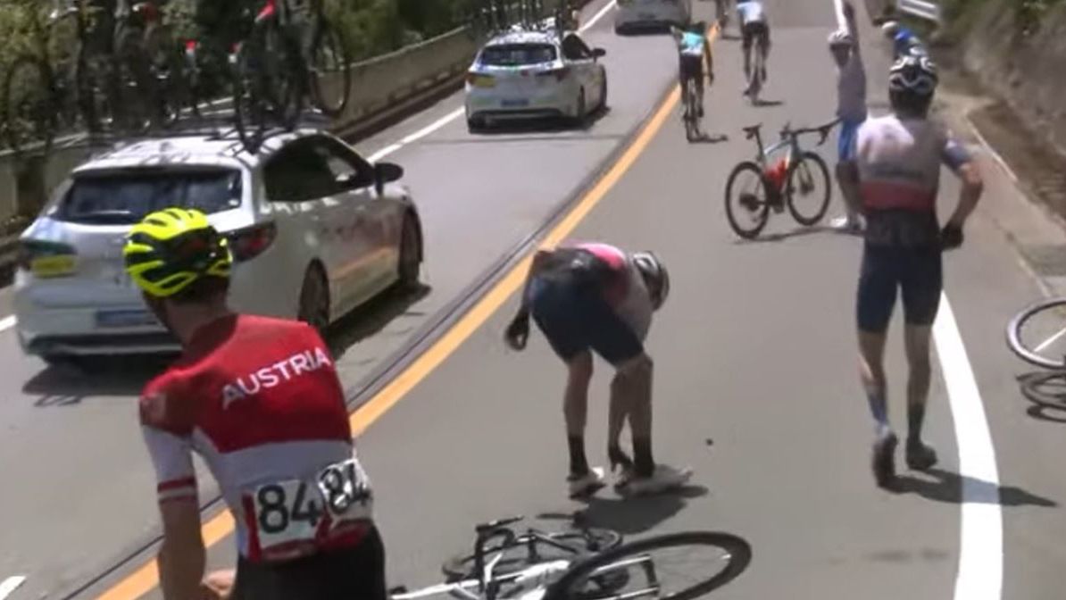 Twitter / twitter.com/gaby_chicae / Upadek na trasie wyścigu kolarskiego (twitter.com/gaby_chicae)