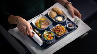 LOT ze smakiem. Nowa zastawa z Manufaktury w Bolesławcu na połączeniach z Tokio