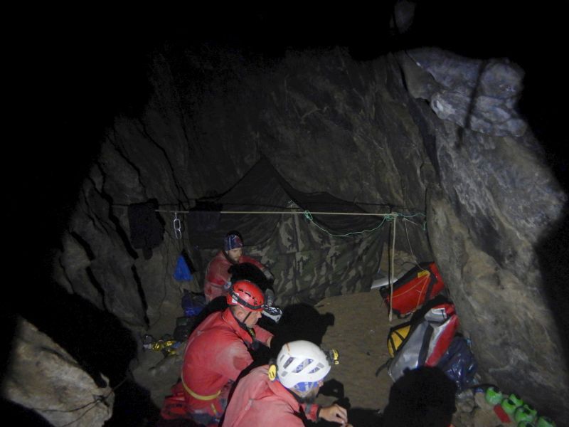 Tatry: jaskinia Wielka Śnieżna. Wymiana ratowników podczas akcji