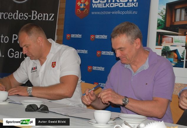 Oficjalne podpisanie umowy. Od lewej Zbigniew Warga (członek zarządu ŻKS Ostrovia) oraz Ryszard Bodanko (firma Dreier)