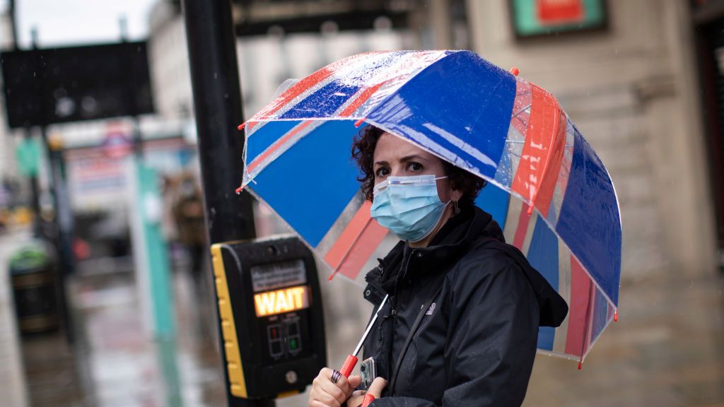 kobieta na ulicach Wielkiej Brytanii podczas pandemii
