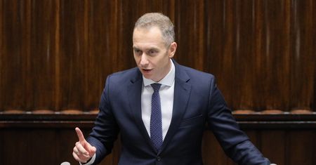 Afera się rozkręca. "Nie można pieniędzy wynosić wiadrami"
