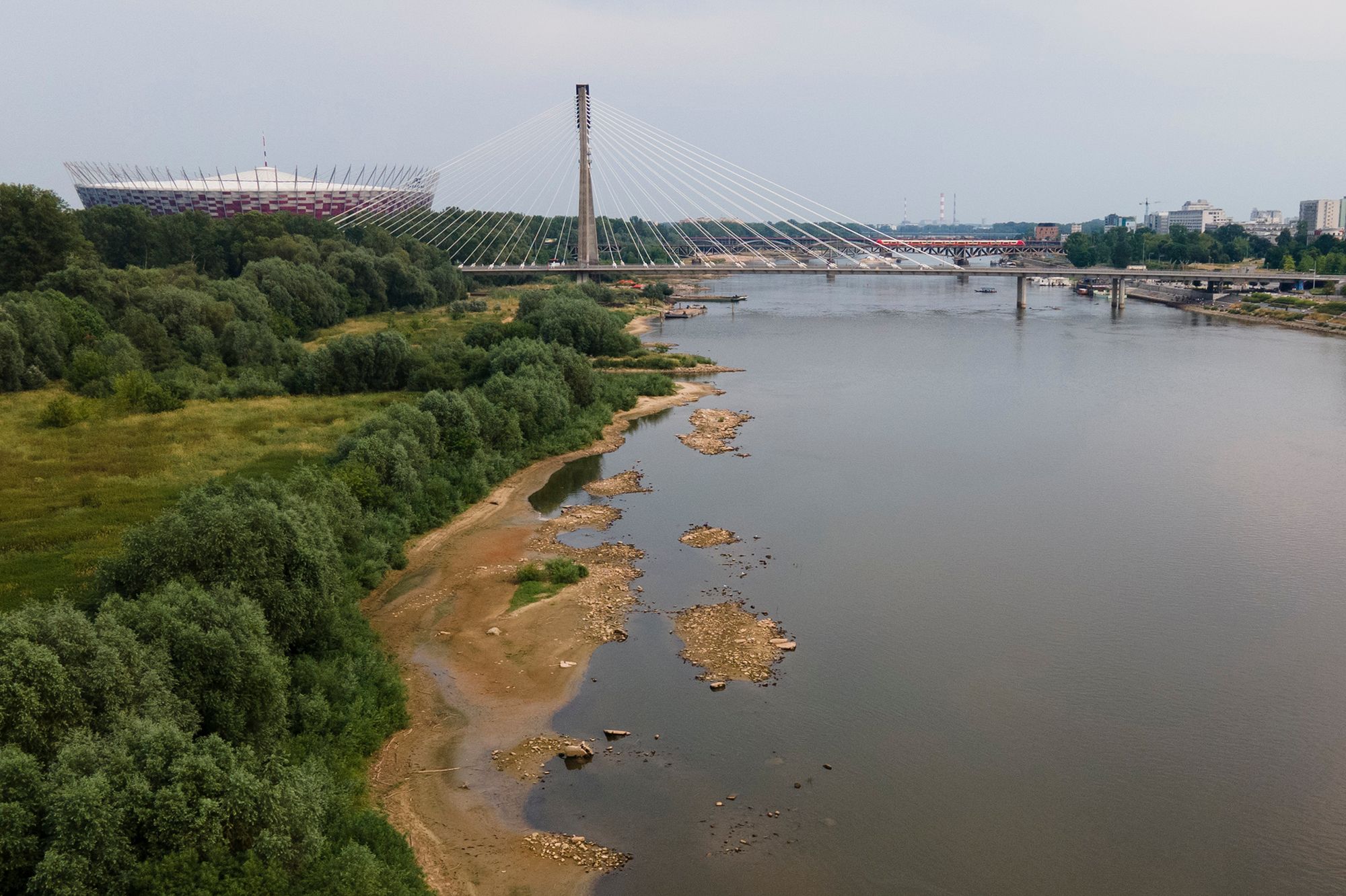 Krytycznie niski stan wody w Wiśle. Te zdjęcia nie wróżą nic dobrego 8