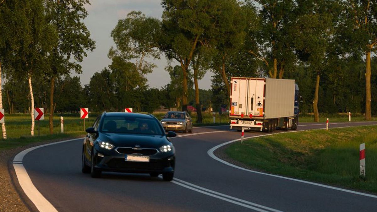 Podwójna ciągła to nie zakaz wyprzedzania. Jej znaczenie jest inne