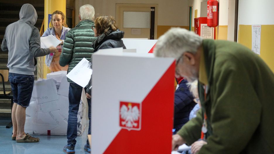 Warszawa, 15.10.2023. Wybory parlamentarne 2023. Głosowanie w lokalu wyborczym w Zespole Szkół przy ulicy Saskiej w Warszawie, 15 bm. Trwa głosowanie w wyborach parlamentarnych i towarzyszącym im referendum. Do jego zakończenia obowiązuje cisza wyborcza i referendalna. (amb) PAP/Paweł Supernak