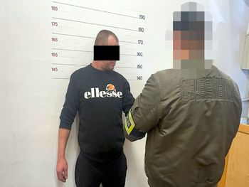 Brutalne porwanie przed klubem w Warszawie. Zaciągnął 38-latka do BMW i pisał do jego żony