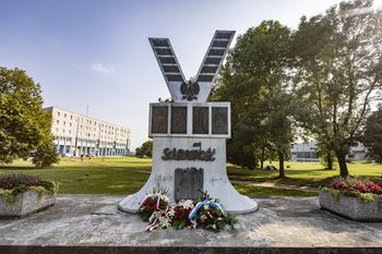 Kraków: Symbol Nowej Huty niszczeje. Miasto szuka pieniędzy