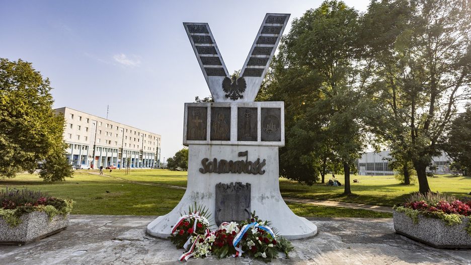 Symbol Nowej Huty jest w coraz gorszym stanie. Miasto zapewnia, że szuka w trybie pilnym pieniędzy na remont pomnika Solidarności, znajdującego się w okolicy Placu Centralnego i Nowohuckiego Centrum Kultury