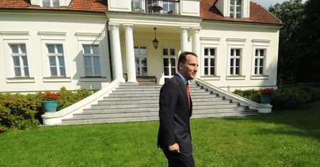 Sikorski ma dworek w Chobielinie. Co myślą o nim sąsiedzi?