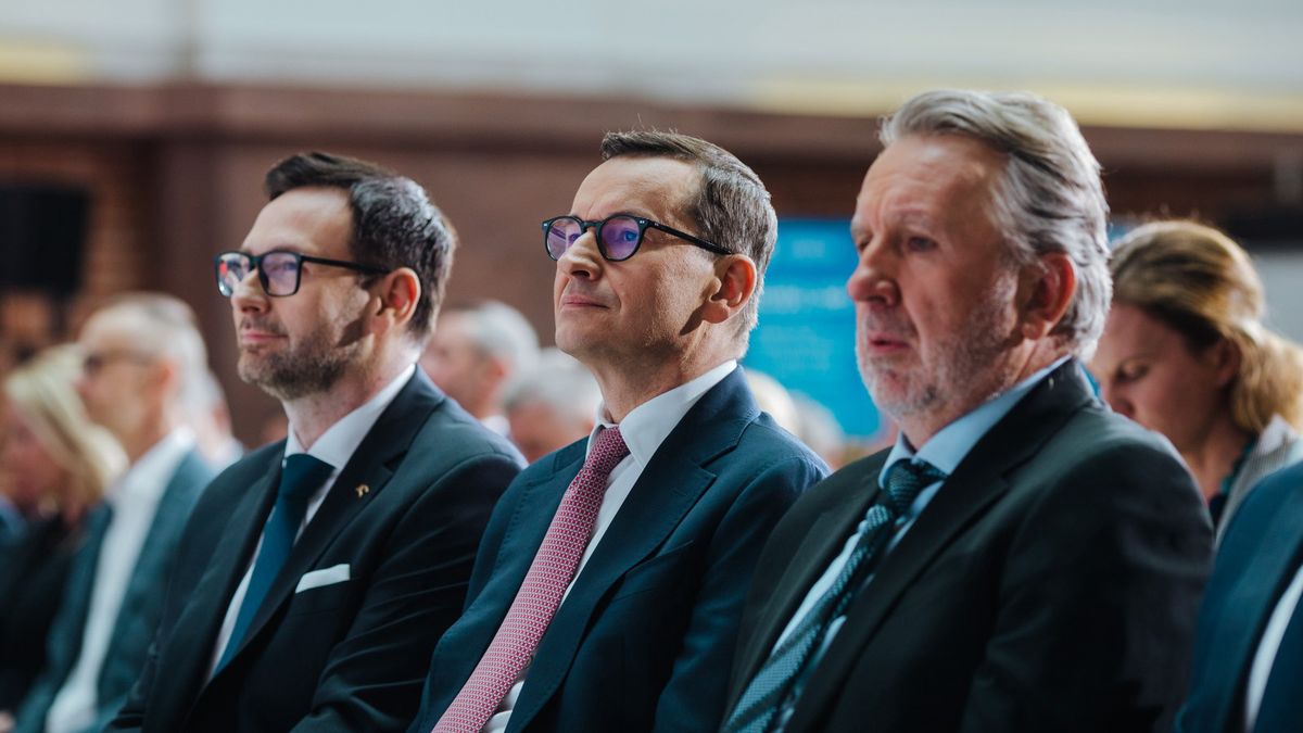 Premier Mateusz Morawiecki z Danielem Obajtkiem i Michałem Sołowowem, którzy w ramach spółki Orlen Synthos Green Energy chcą budować reaktory SMR w Polsce, kwiecień 2023 roku