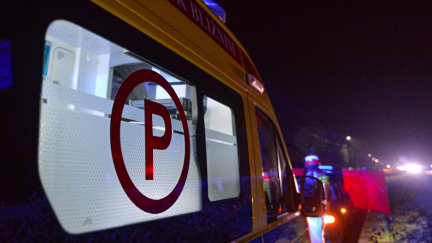 Romanów w województwie mazowieckim. W nocy doszło do wypadku, w którym potworną śmierć poniosły cztery osoby. To bardzo młodzi ludzie. Prowadził osiemnastoletni kierowca, a pasażerami byli rówieśnicy i młodsi (Łukasz Solski, East News)