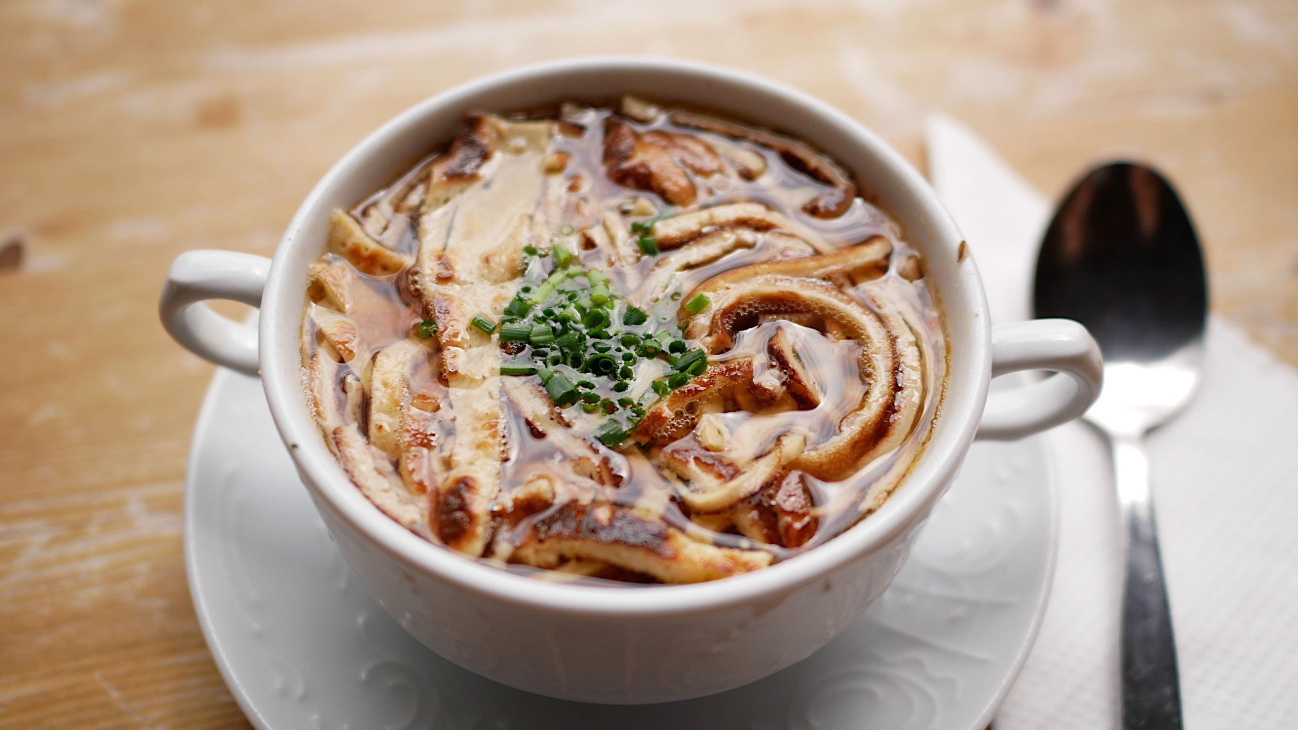 Klarowny rosół z wołowiny z naleśnikami