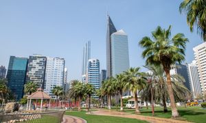 Odpowiedź Iranu na atak uziemiła turystów. Władze Abu Zabi zapłacą za przedłużony pobyt