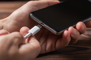 Jak ładować telefon? Trzymaj się tej zasady