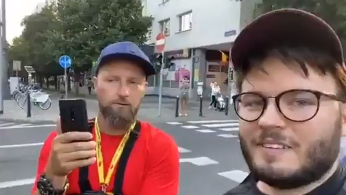 Od lewej kierowca furgonetki i aktywista