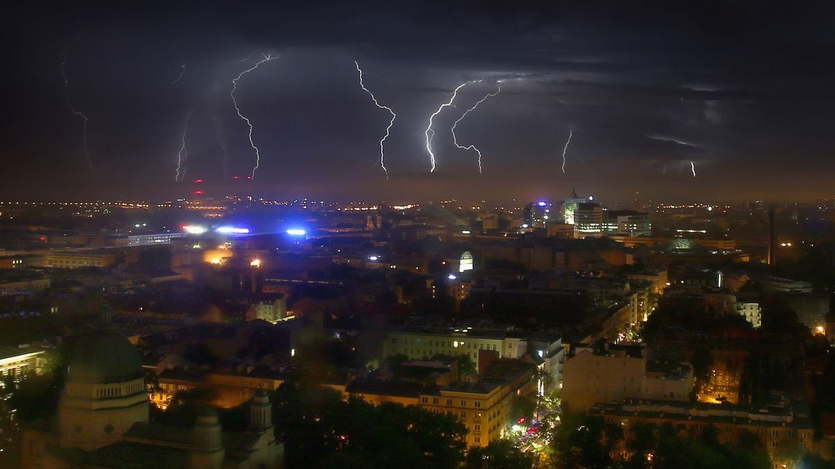 Thunderstorms In Warsaw
WARSAW, POLAND - JUNE 20:  Forks of lightning during a thunderstorm on June 20, 2012 in Warsaw, Poland.  (Photo by Alex Grimm/Getty Images)
Alex Grimm
Football, Soccer