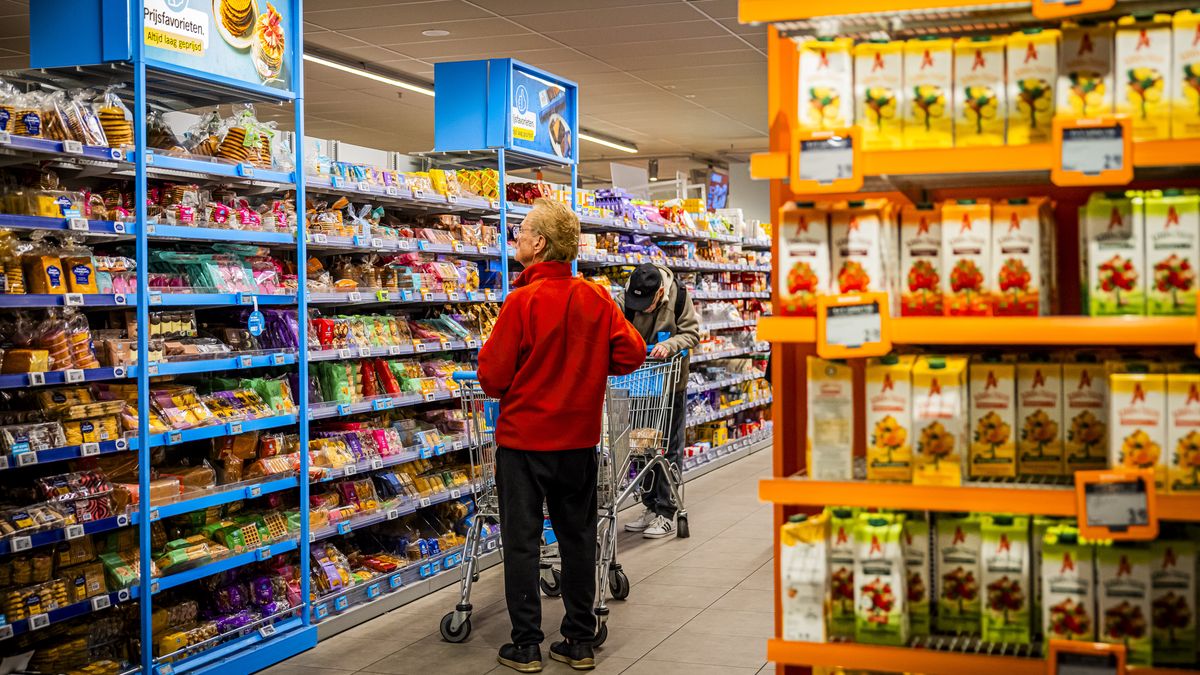 AMSTERDAM, NETHERLANDS - JANUARY 31: Shopping at grocery store Albert Heijn on January 31, 2025 in Amsterdam, Netherlands. (Photo by Patrick van Katwijk/Getty Images)