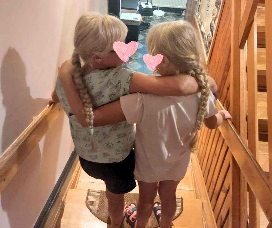 Dramat 9-letnich bliźniaczek z Łodzi. Policja zabrała je od mamy