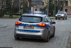 Trwa obława za kierowcą volkswagena. Chciał przejechać policjanta, staranował radiowóz, padły strzały. Ogłoszono alarm dla komendy