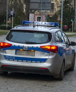 Trwa obława za kierowcą volkswagena. Chciał przejechać policjanta, staranował radiowóz, padły strzały. Ogłoszono alarm dla komendy