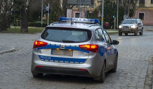 Trwa obława za kierowcą volkswagena. Chciał przejechać policjanta, staranował radiowóz, padły strzały. Ogłoszono alarm dla komendy