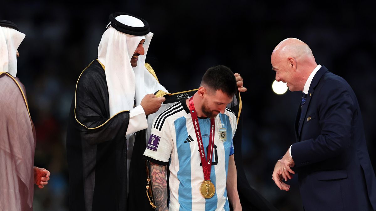 PAP/EPA / Tolga Bozoglu / Na zdjęciu: Tamim bin Hamad Al-Thani zakładający biszt Lionelowi Messiemu