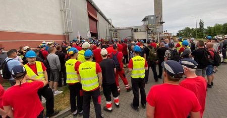Tego towaru dziś brakuje, a wielki zakład stanął. Pracownicy domagają się większych pieniędzy