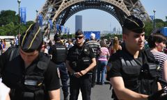 Paryż szykuje się na mecz. Metro zamknięte, zakaz fajerwerków