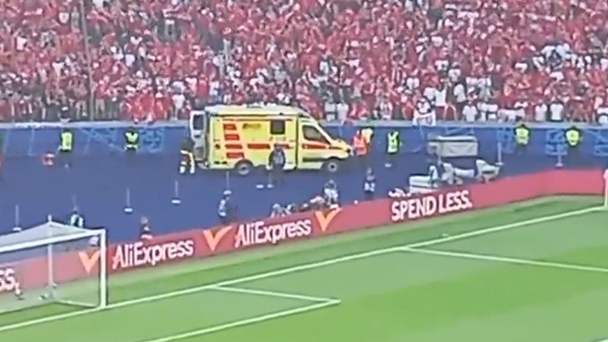 Twitter / x.com/Woj_Gorski / Na zdjęciu: karetka pod sektorem kibiców z Austrii na Euro 2024