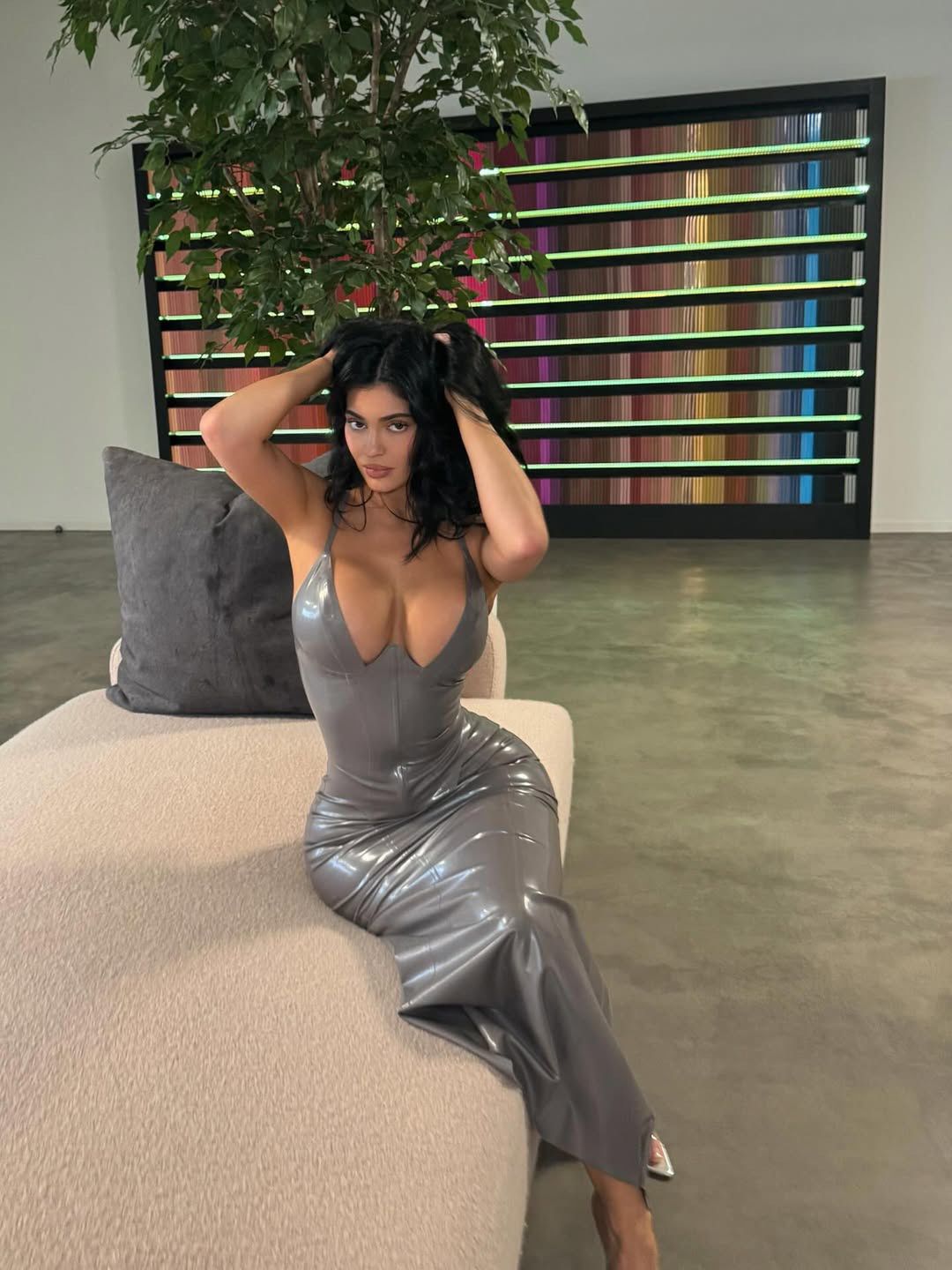 Kylie Jenner pozuje w srebrnym lateksie