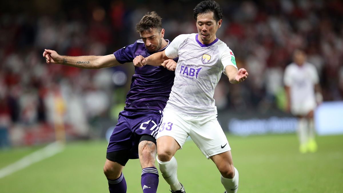 PAP/EPA / MAHMOUD KHALED / Na zdjęciu: Lucas Pratto (z lewej) i Tsukasa Shiotani (z prawej)