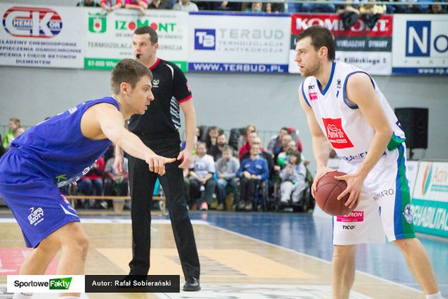 Kamil Łączyński (z piłką) jest zdania, że Legia będzie mistrzem