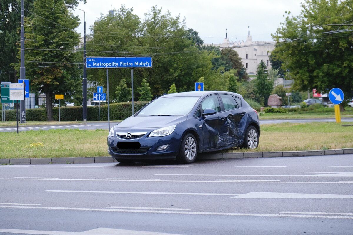 Zderzenie opla z kią na rondzie Mohyły w Lublinie
