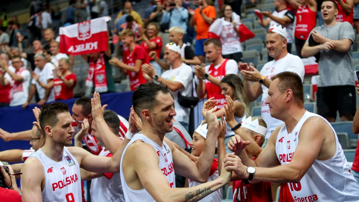 Reprezentanci Polski z kibicami po meczu z Izraelem