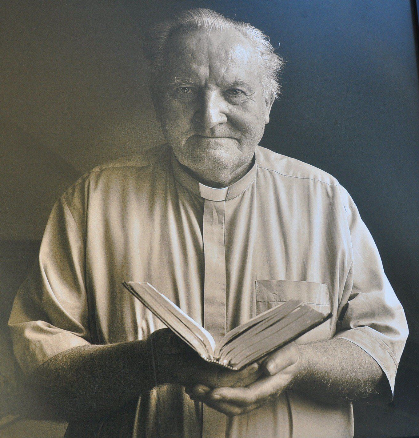 Wystawę poświęcona księdzu Marcelemu Prawicy można oglądać w KSWP w Końskich. Portret księdza wykonany przez Lecha Lipca