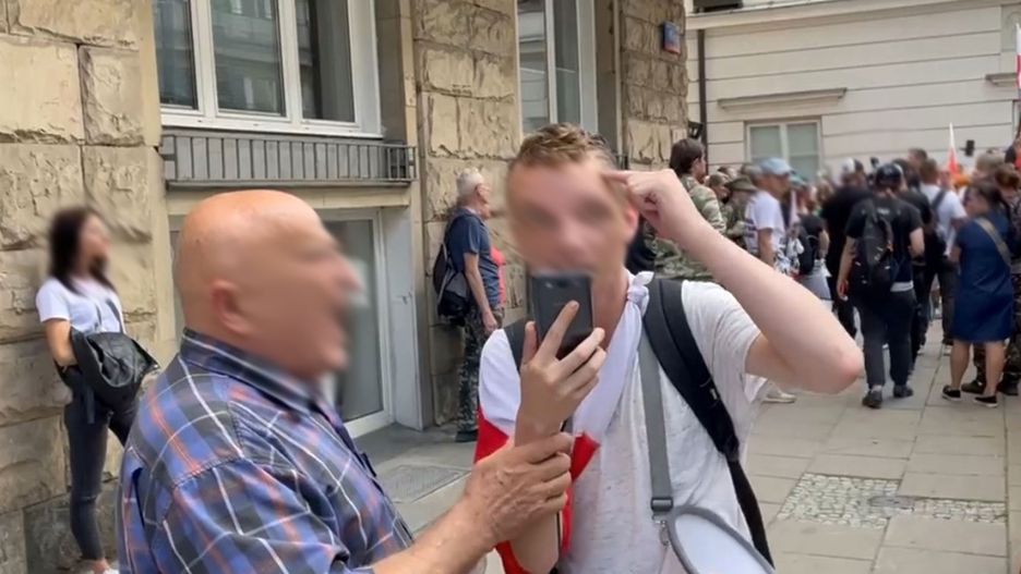 Skandaliczne zachowanie antyszczepionkowców. Atak na dziennikarza Wirtualnej Polski 