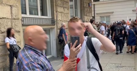 Warszawa. Skandaliczne zachowanie antyszczepionkowców. Atak na dziennikarza Wirtualnej Polski