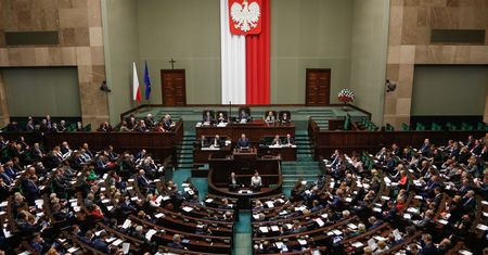 Polakom nie przeszkadza wpływ biznesu na politykę, a kościołów - tak - badanie CBOS