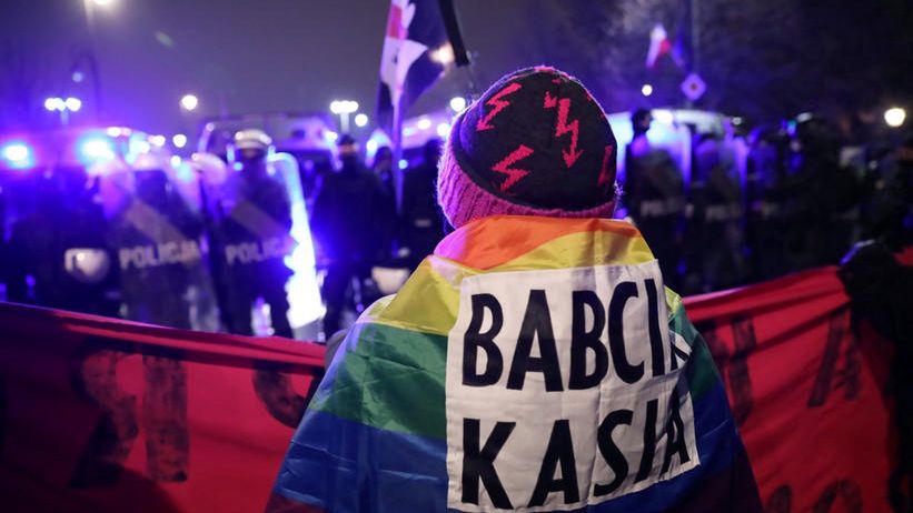 Warszawa. Aktywistka Katarzyna K., znana jako Babcia Kasia, z kolejnym zarzutem prokuratury. Atakowała funkcjonariusza torebką