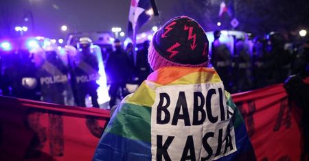 Warszawa. Atak torebką na policjanta. Nowe zarzuty wobec Babci Kasi