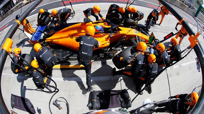 Zdjęcie okładkowe artykułu: Materiały prasowe / McLaren F1 / Na zdjęciu: Fernando Alonso podczas pit-stopu