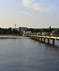 Skoczył z molo w Międzyzdrojach. Porwały go fale