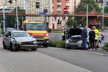 Wrocław: Zderzenie dwóch aut. Utrudnienia przy placu Jana Pała II