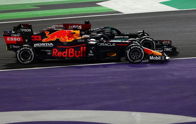 Walka Verstappena i Hamiltona w Arabii Saudyjskiej (fot. Red Bull)
