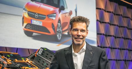 Opel idzie w elektryki, ale to nie jedyna ścieżka. O przyszłości marki z Frankiem Jordanem