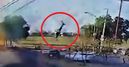Helikopter runął na ziemię przy ruchliwej ulicy. Są ofiary śmiertelne