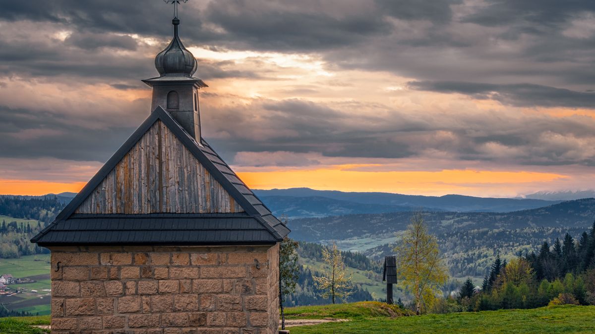 Kapliczka na przełęczy między Koskową Górą a Parszywką