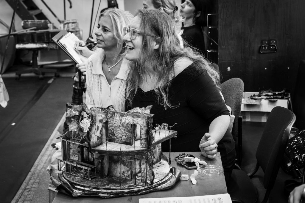 Monika Myśliwiec i Karolina Sofulak podczas próby do  „Hrabiny” w Teatrze Wielkim w Poznaniu © Ośko/Bogunia, archiwum Teatru Wielkiego w Poznaniu