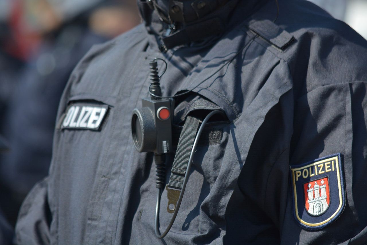 Funkcjonariusze w większości rozwiniętych państw musza nosić kamery policyjne przyczepione do munduru.