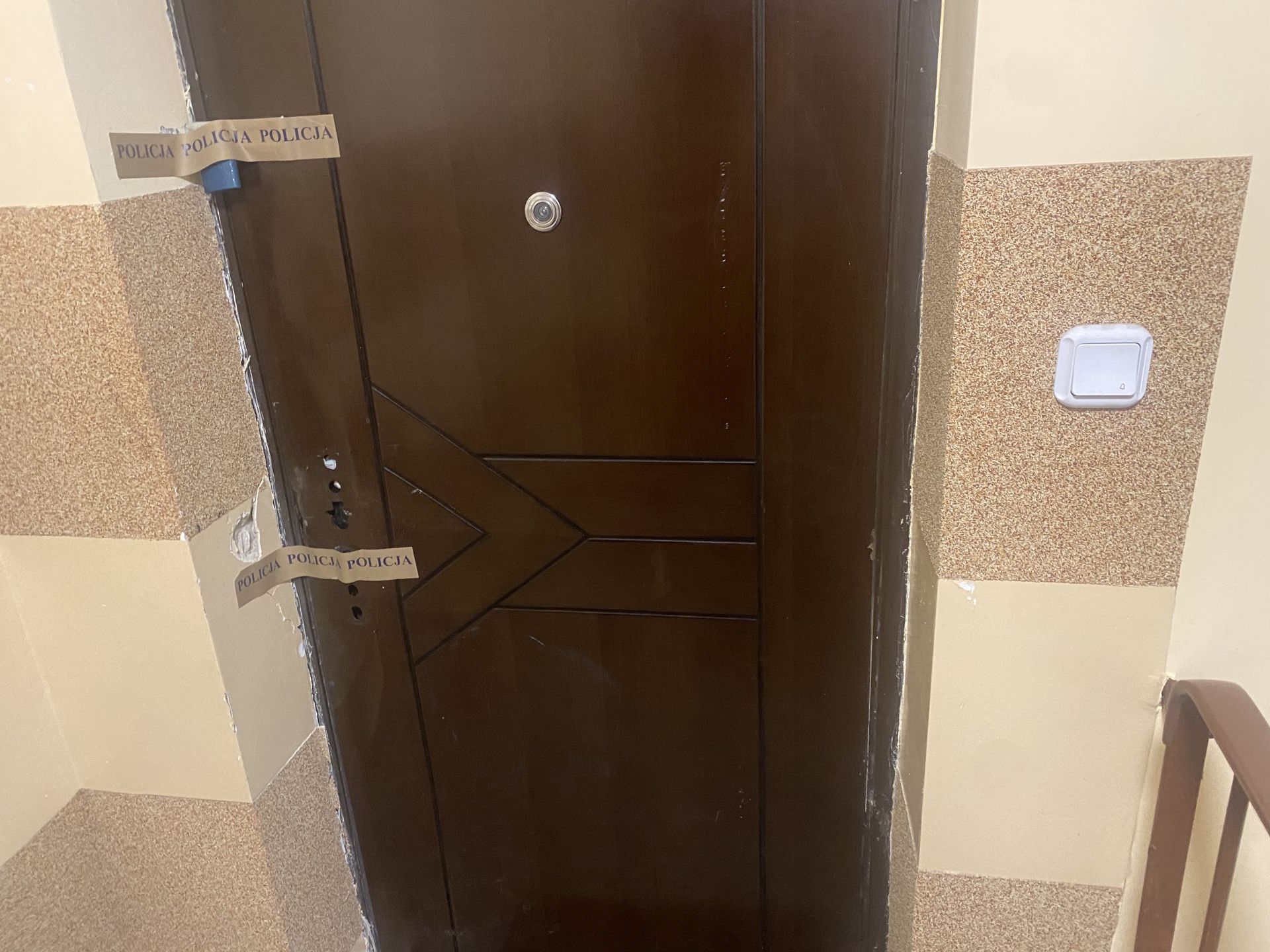 Mieszkanie na ostatnim piętrze jest zaplombowane przez policję.
